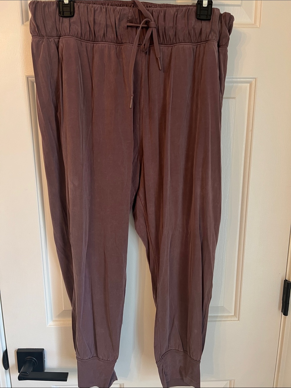 Lululemon women’s Relaxed Drawstring cropped Jogger Pants - Mauve- Medium